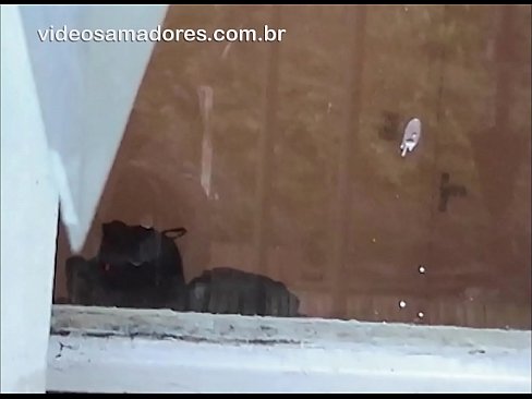 ❤️ Home cachondo mirando á súa moza con outro mozo, gravando un vídeo de carallo sen molestar á parella ️❌ Porno en nós ❌
