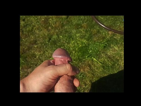❤️ A guapa quente recibe o seu coño rosa fodido e corre cun chorro nun xardín de verán ️❌ Porno en nós ❌