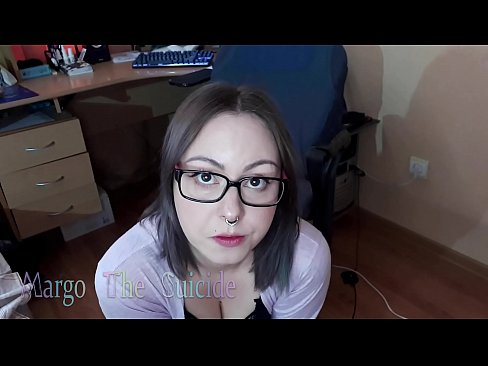 ❤️ Moza sexy con lentes chupa un consolador profundamente ante a cámara ️❌ Porno en nós ❌