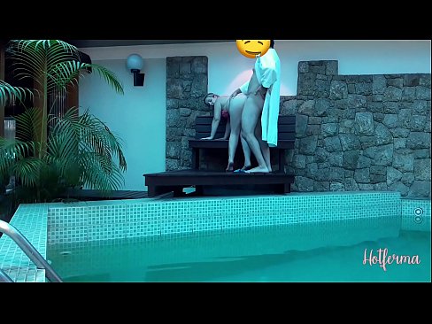 ❤️ O xefe invita a criada á piscina, pero non puido resistirse a un quente ️❌ Porno en nós ❌